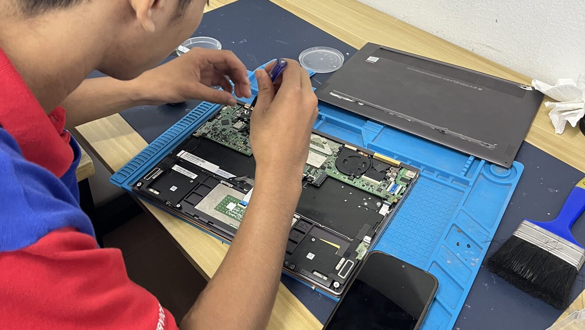 Laptop Speaker Crackling or No Sound? Causes and When to Repair - KL ...